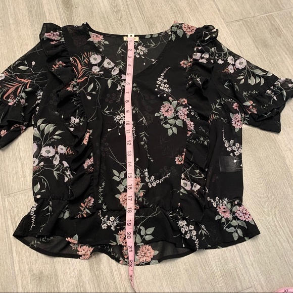 Lily White black floral top - Picture 6 of 7